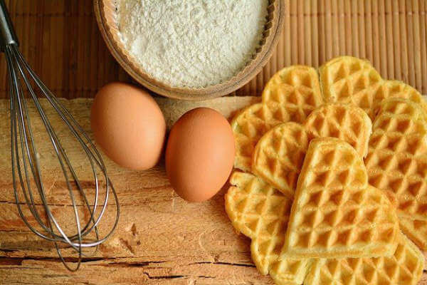 Kokoswaffel - Waffeln, zwei Eier und Mehl